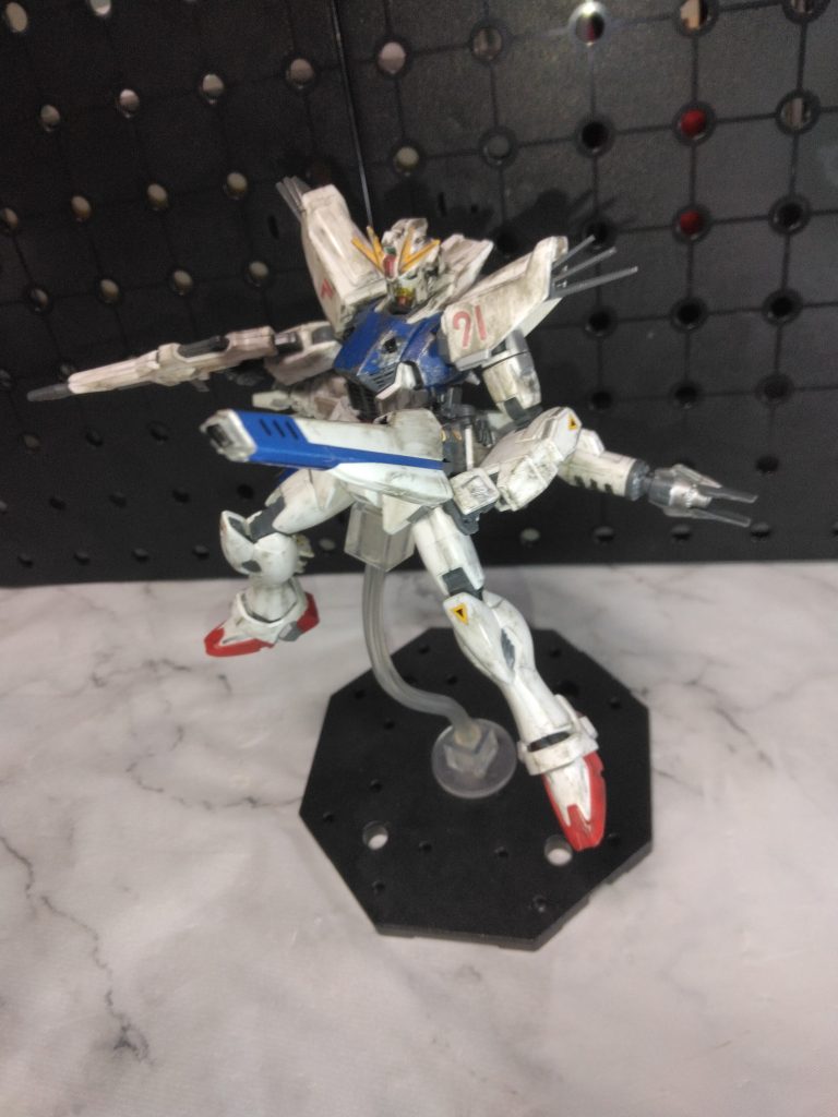 小柄な機体なのに、高火力武器を持って残像出しながら近づいて来る恐怖…😓