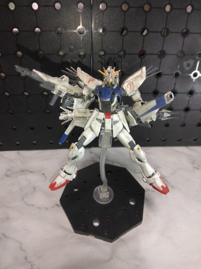 銃口とか武器のモールド部分を塗装してると素組みと結構違うから、少しの塗装でも印象が変わるお手軽塗装。