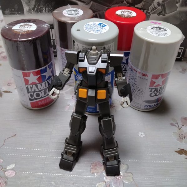 頭部以外のヘビーガンダムの仮組みをしました。頭部のフェイスパーツとかアンテナのパーツとかをなくしてしまうのが怖いので、そこは最後にやります。肩は普通だし、上腕に迫力はないし、膝が平らだし、スネは細いし、アンクルガードはスネと分離してるしで、正直、MSD版のヘビーガンダムはいまいちです。今回は塗装します。塗装で化けることを期待してます。塗料はMG版と見比べて、メインカラーの茶色にタミヤのマルーンとリノリウム甲板色にしました。あとの赤とグレーっぽい白は手持ちのものでやります。（1枚目）