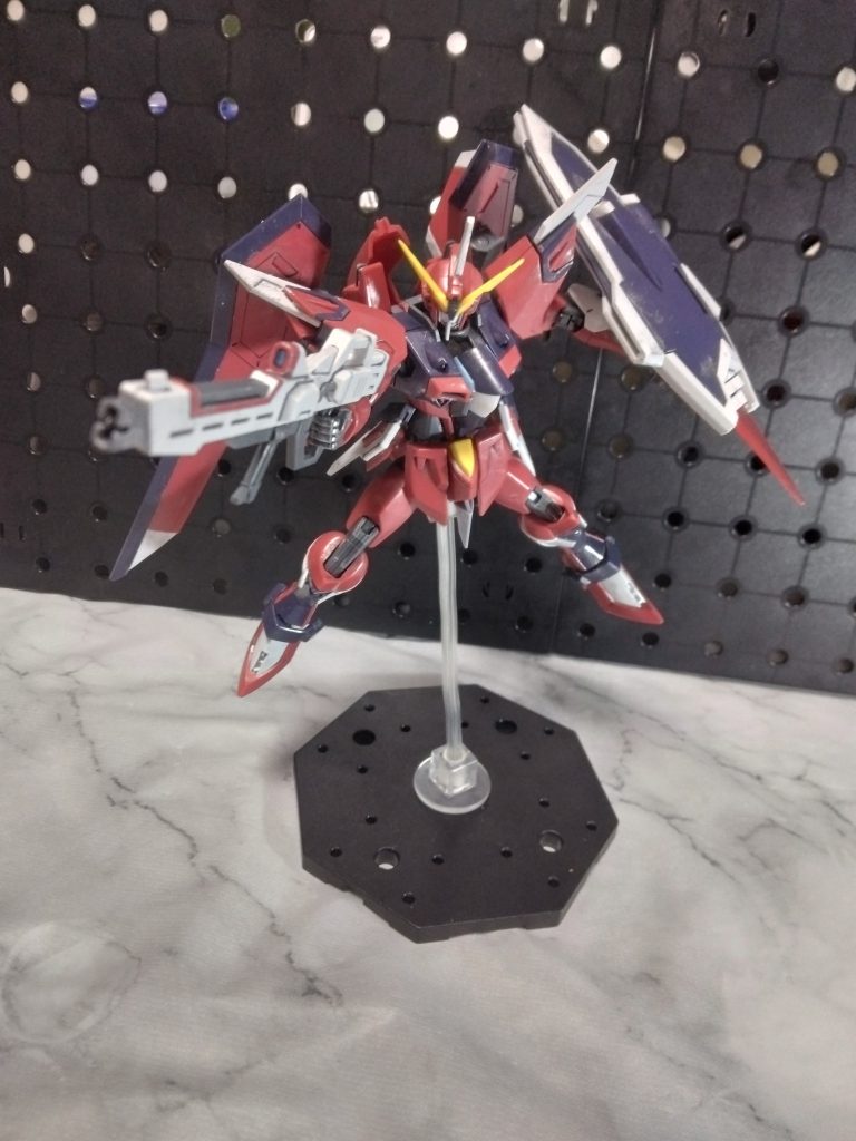 実践、運用データはある程度前のジャスティス寄りではありますが、シンの為に卸された機体。と思いたいけど、足のビーム刃外して対艦刀と折りたためるビーム砲付けてあげなよと当時思っていました。
