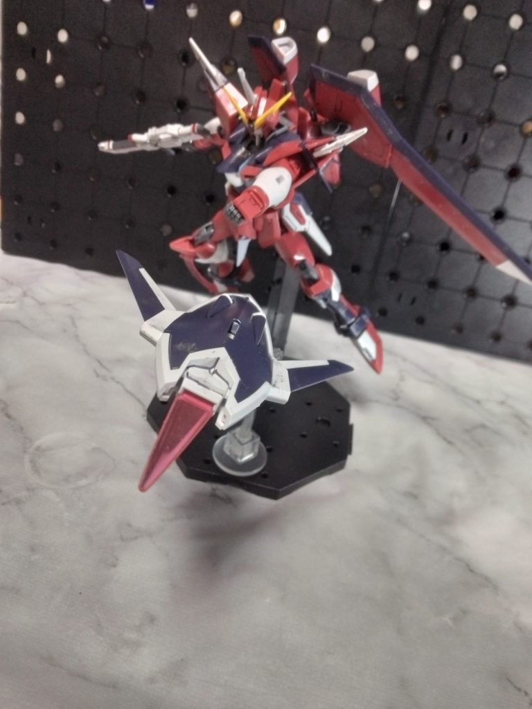 シールドドラグーンやビームブーメラン。近接メインの機体なのに手元から離す武器が多くて飛ばない武器はライフルと足のビーム刃だけなのはどうなんだろう。