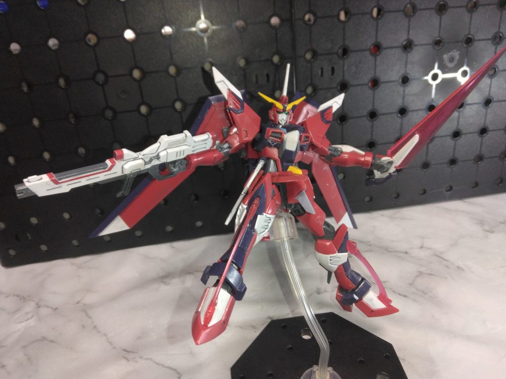 分からないけど、足で斬りつけるって難しくないだろうか？普通の機体は足に武器ついてないだろうし、インジャくらいしかCE時代では思いつかない。