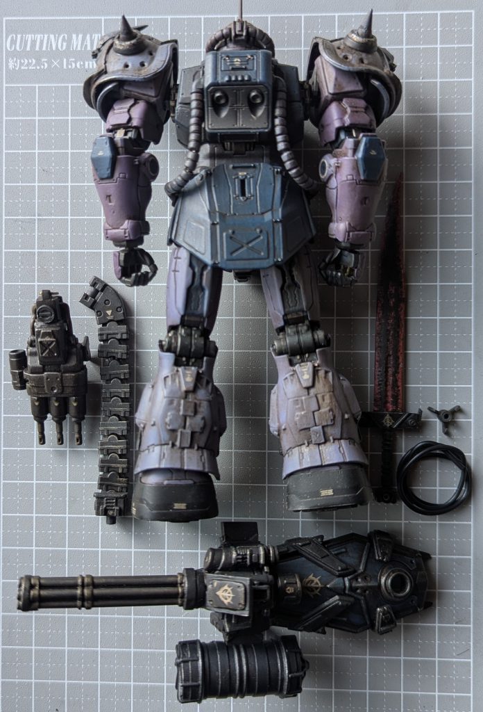 ■ガトリングシールド・覗き穴短く改修・シールドも上部5ミリ位カット・砲身の位置… つーか土台以外はほぼスクラッチ・弾倉の蛇腹みたいなの… コトブキヤのガトリングブレードの物を加工■三連装ガトリング砲・厚みがあって本編のグフカスタムの物より密着度が無かったので薄く加工(めっちゃ面倒かった)・砲身それに合わせて(自分好み)ザクⅡF型のシールドに付いている物とミキシング・ガトリングシールドとの接合部の穴の蓋(単体の時に穴が見苦しい為)■ヒートロッドの付替えパーツ・爪の部分延長