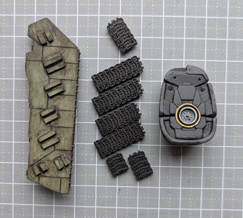 左側シールドの… なんだっけコレ?(^_^;A戦車のヤツ(笑)を脱着式に…足裏の肉抜き