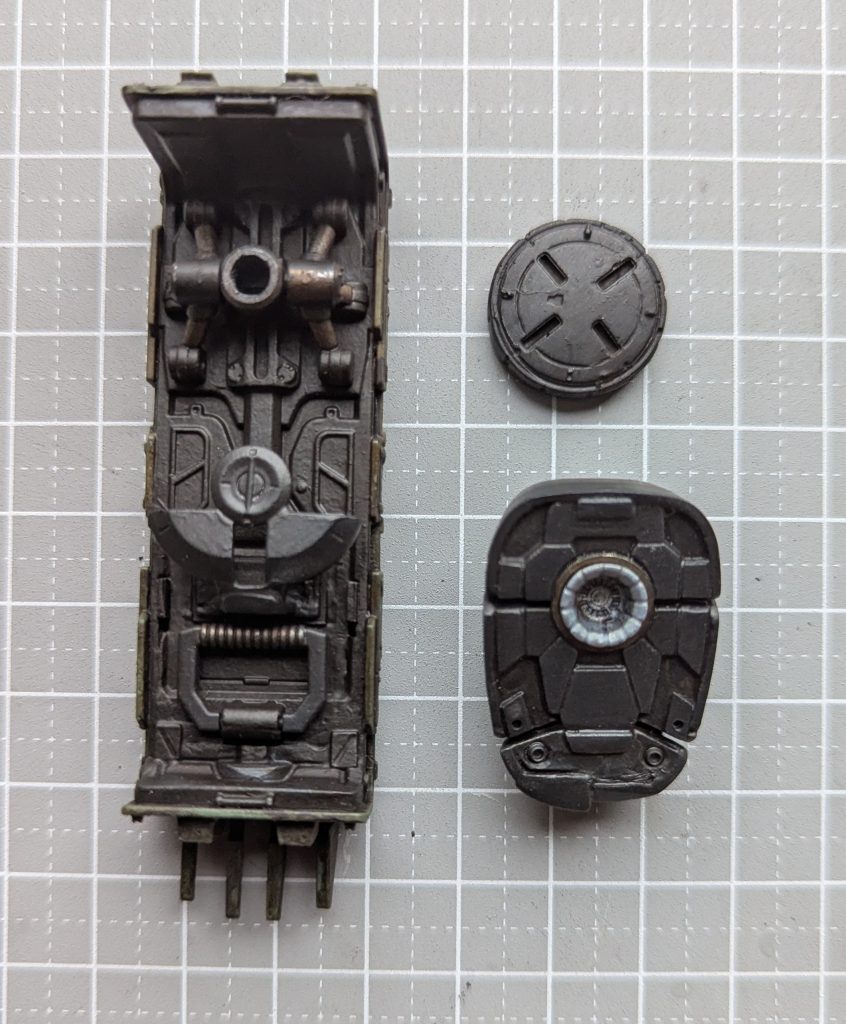 シールドも爪付きですが重火器排除し、裏側に予備の弾倉収納追加。足裏の肉抜き改造…コレが毎回面倒くさくてBANDAIさんなんとかしちくりぃ(›´ω`‹ )あとは好みに塗り分けといかり肩改造←コレもう定番(笑) あと、いつでも電飾可能にする為にモノアイ改造[無識別型ルショーン機と同様の加工]済