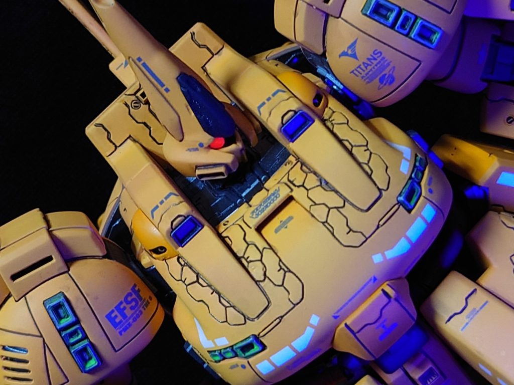 モノアイは蛍光ピンクです。