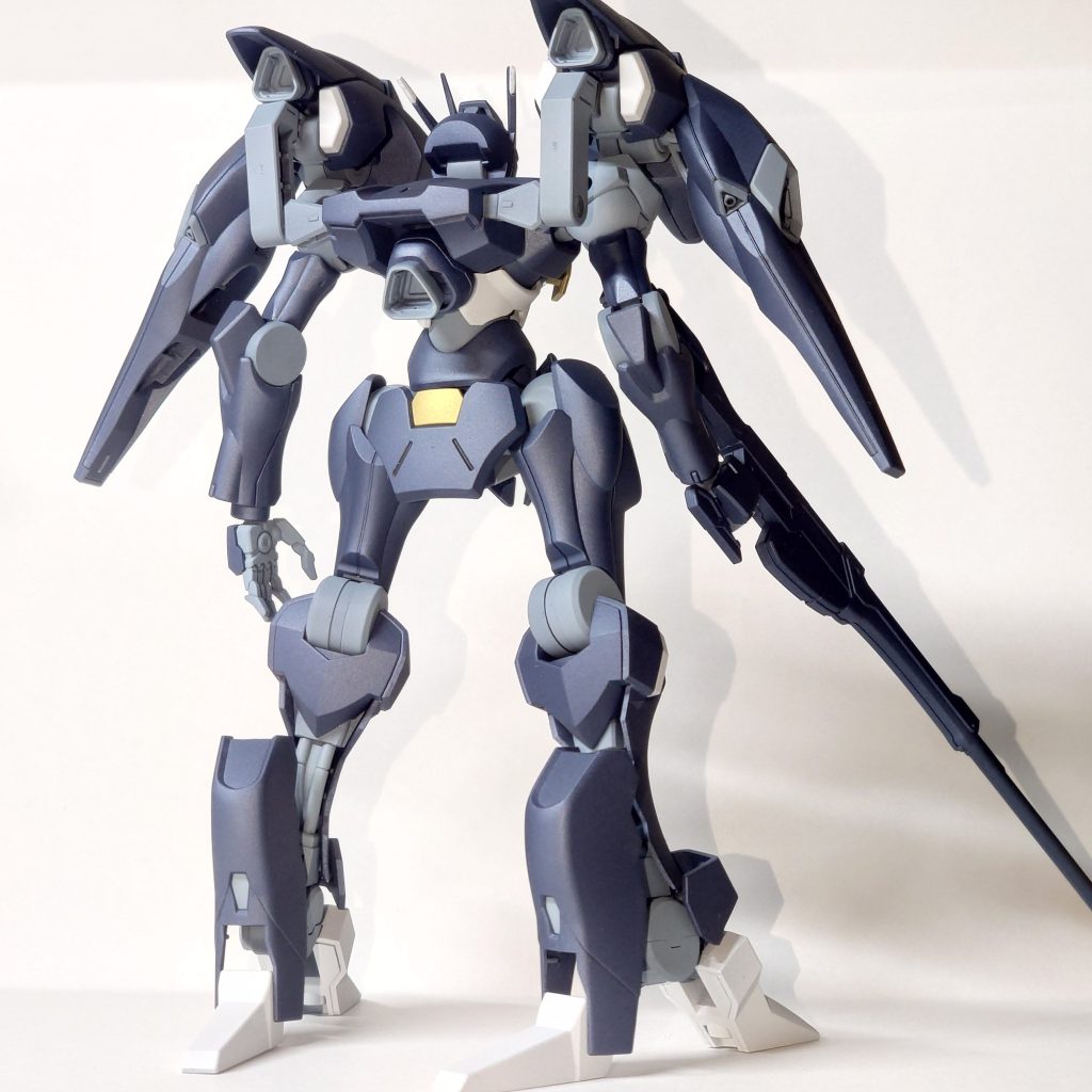 ファレホのメタリックは粒子が細かく、つや消しコートと合わせることで主張控えめの落ち着きのあるしっとりした質感を出すことができます。