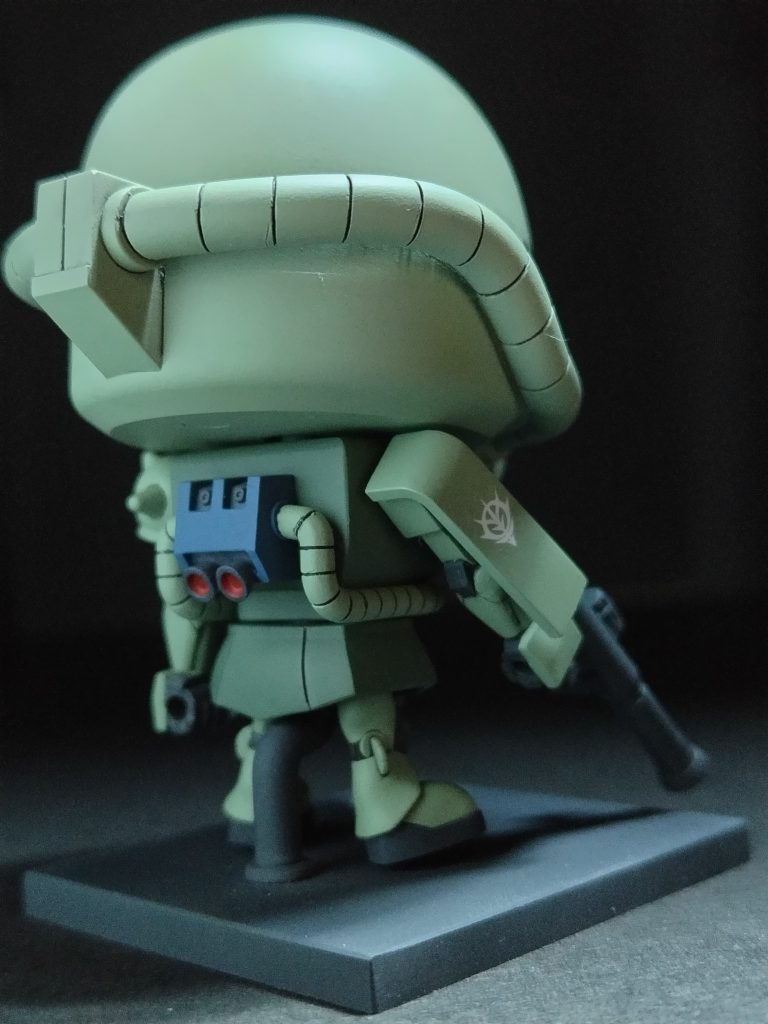 パーティングラインの処理とおでこの形が気に入らなかったのでパテ盛って削りましたあとはバズーカを開口したくらい