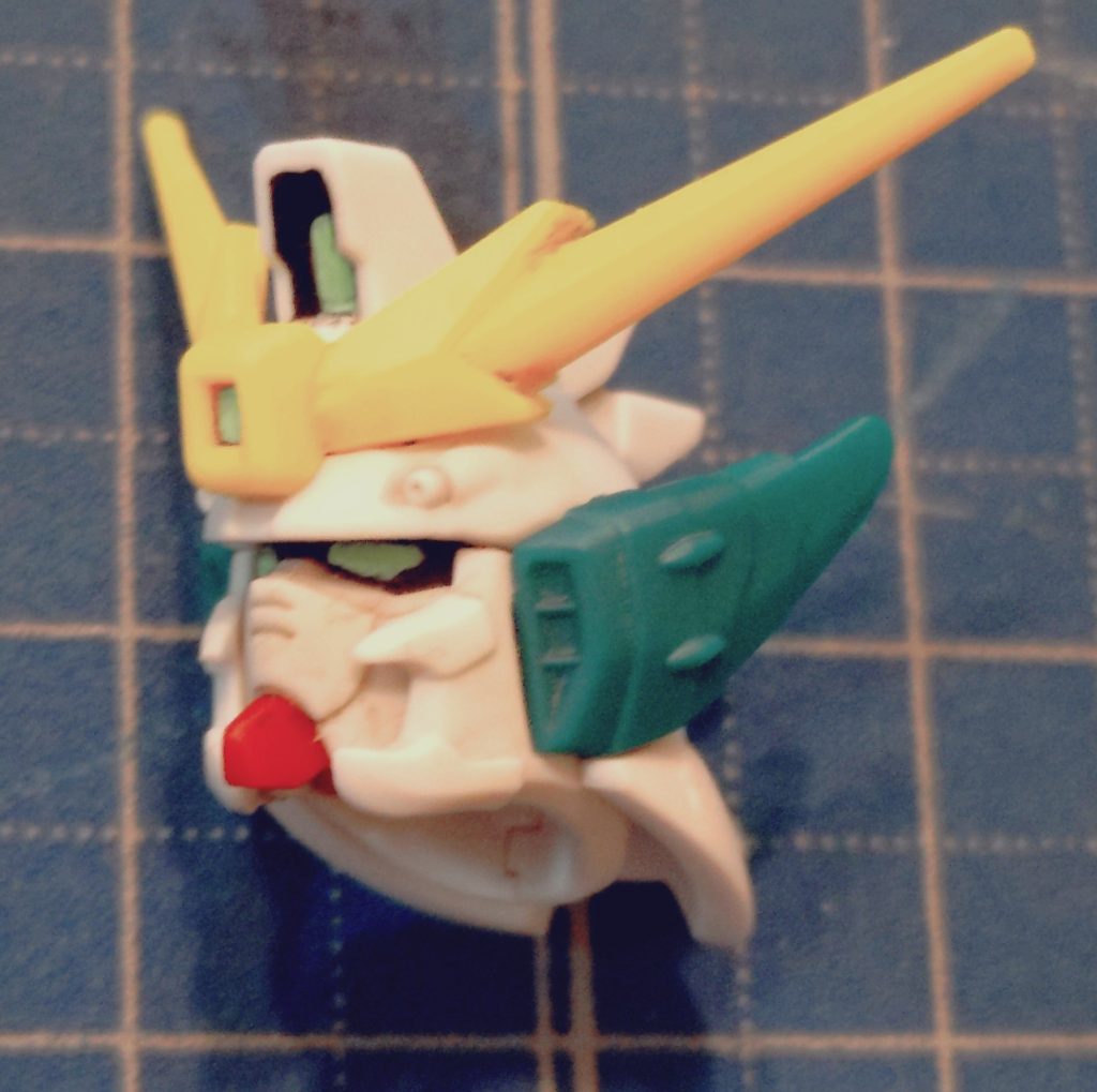 頭の塗りわけ。ペンタイプの水性蛍光塗料が売っていたので使ってみました。何か上手く発色しないな〜と思って下地に黒を塗ってみたら良い感じに発色しました。ついでにトサカの内側も黒塗りにした結果、若干の奥行きみたいな感じが出て個人的にはお気に入りです。