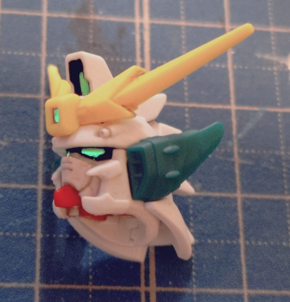 蛍光塗料なのでUVライトで発光します。本当はちゃんと塗装もコバルトグリーンで仕上げるつもりだったんですが、途中で塗料が切れてしまい、コバルトブルーに切り替えてます。