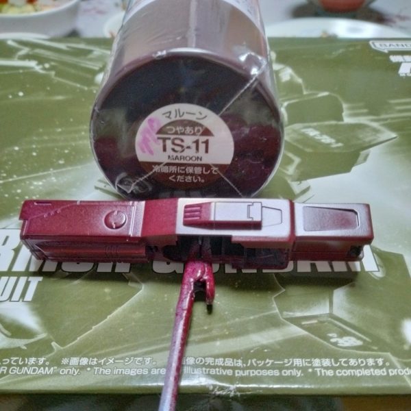 やっちまいました。塗装はMG版にしたいと思って、ボディのメインカラーはタミヤのマルーンを選びました。MG版と缶の蓋の色を見比べて、選んだのですが、吹いてみたらアメリカンチェリーみたいな濃い赤紫でした。ま、それでも良さげな色だし、リノリウム甲板色とも相性が良さそうだったので、それですすめます。
