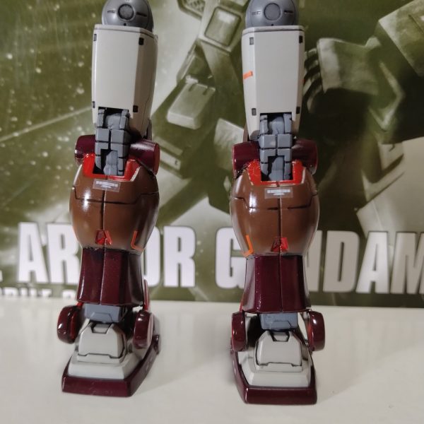 アンクルガードの横に掘られたの溝が特徴の脚部です。ヘビーガンダムは足だけ取り出すと、実にかっこいいのですが、本体に組み込むと膝より下が細く、またアンクルガードが小さいので、ヘビー感が薄いのです。膝のバーニヤ、膝の裏、腿、アンクルガード、足の甲、つま先などを細々と塗り分けました。右足の大腿部に貼った赤ラインのシールは、傾いていたので後で直しました。（4枚目）