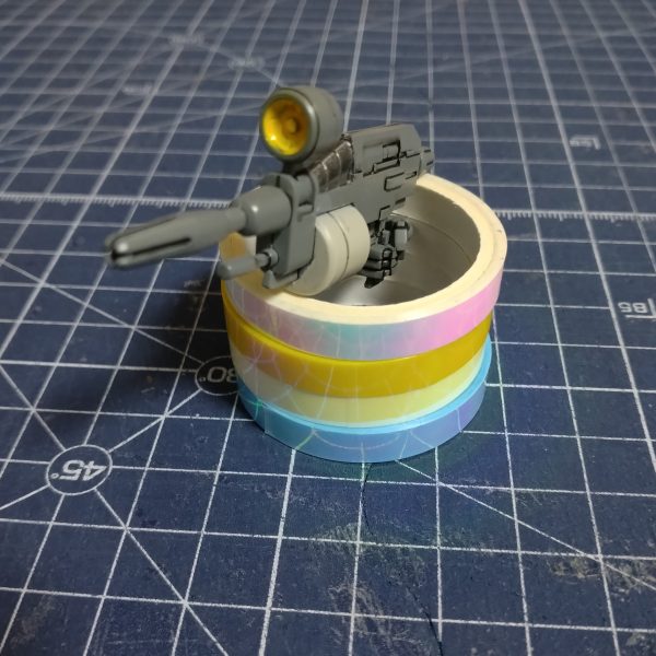 武装とシールドです。フレームランチャーは細々と塗り分けてみました。また発射口の上は、何かディテールがありスコープではないようですが、MG版がそうなっているし、たた周りと同じ色だと寂しいので、緑のラピーテープを貼ってスコープらしくしてやりました。シールドのヒンジはひけをパテで埋めてやりましたが、組み立てた後に畳んでみたら、一撃で折れてしまいました。（3枚目）