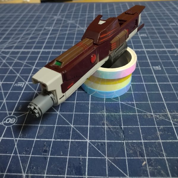 武装とシールドです。フレームランチャーは細々と塗り分けてみました。また発射口の上は、何かディテールがありスコープではないようですが、MG版がそうなっているし、たた周りと同じ色だと寂しいので、緑のラピーテープを貼ってスコープらしくしてやりました。シールドのヒンジはひけをパテで埋めてやりましたが、組み立てた後に畳んでみたら、一撃で折れてしまいました。（2枚目）