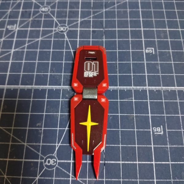 武装とシールドです。フレームランチャーは細々と塗り分けてみました。また発射口の上は、何かディテールがありスコープではないようですが、MG版がそうなっているし、たた周りと同じ色だと寂しいので、緑のラピーテープを貼ってスコープらしくしてやりました。シールドのヒンジはひけをパテで埋めてやりましたが、組み立てた後に畳んでみたら、一撃で折れてしまいました。（4枚目）
