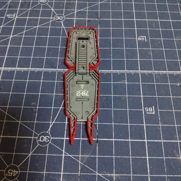 武装とシールドです。フレームランチャーは細々と塗り分けてみました。また発射口の上は、何かディテールがありスコープではないようですが、MG版がそうなっているし、たた周りと同じ色だと寂しいので、緑のラピーテープを貼ってスコープらしくしてやりました。シールドのヒンジはひけをパテで埋めてやりましたが、組み立てた後に畳んでみたら、一撃で折れてしまいました。（5枚目）