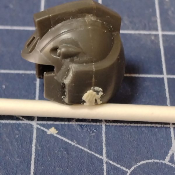 ゴーグル（モノアイ？）が印象的な頭部です。狂四郎のヘビーガンダムはこんな目だっただろうかと疑問を感じますが、自分にはどうしようもないので仕方ない。顔とアゴを後ハメ加工にしてやりました。側面の合わせ目の段差がひどいことになっていました。ランナー跡を削り過ぎたようなので、パテで埋めて修正しました。頭部はメインカラーに選んだマルーンだと色が濃くてパッとしなさそうだったので、色の薄いリノリウム甲板色にしました。ゴーグルはMGらしくなるように、チタンゴールドで塗りました。（4枚目）