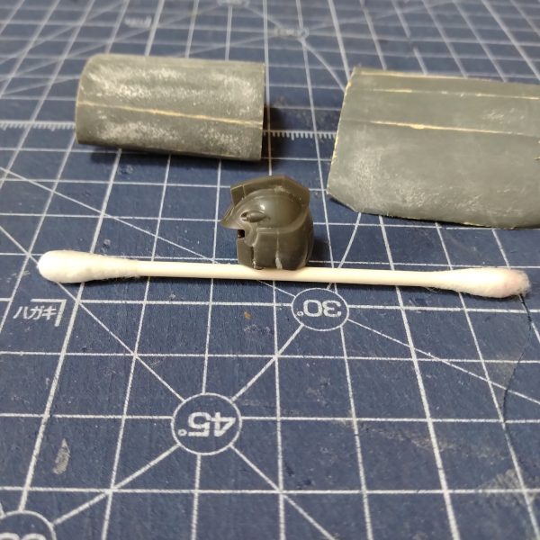 ゴーグル（モノアイ？）が印象的な頭部です。狂四郎のヘビーガンダムはこんな目だっただろうかと疑問を感じますが、自分にはどうしようもないので仕方ない。顔とアゴを後ハメ加工にしてやりました。側面の合わせ目の段差がひどいことになっていました。ランナー跡を削り過ぎたようなので、パテで埋めて修正しました。頭部はメインカラーに選んだマルーンだと色が濃くてパッとしなさそうだったので、色の薄いリノリウム甲板色にしました。ゴーグルはMGらしくなるように、チタンゴールドで塗りました。（5枚目）