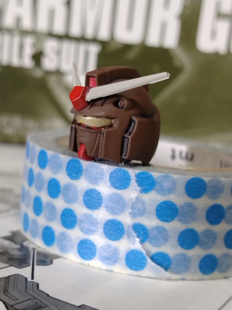 作品名：ヘビーガンダムその20<p>HGヘビーガンダムを製作中です。頭部が完成しました。メインカラーはタミヤのリノリウム甲板色、ゴーグルはチタンゴールドで塗りました。狭い場所へのデカール貼り付けは、端が浮いてしまうのでやめました。</p>