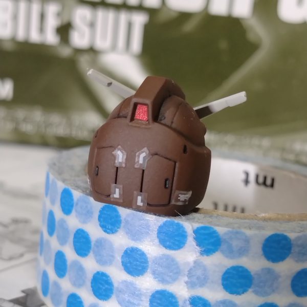 ゴーグル（モノアイ？）が印象的な頭部です。狂四郎のヘビーガンダムはこんな目だっただろうかと疑問を感じますが、自分にはどうしようもないので仕方ない。顔とアゴを後ハメ加工にしてやりました。側面の合わせ目の段差がひどいことになっていました。ランナー跡を削り過ぎたようなので、パテで埋めて修正しました。頭部はメインカラーに選んだマルーンだと色が濃くてパッとしなさそうだったので、色の薄いリノリウム甲板色にしました。ゴーグルはMGらしくなるように、チタンゴールドで塗りました。（2枚目）