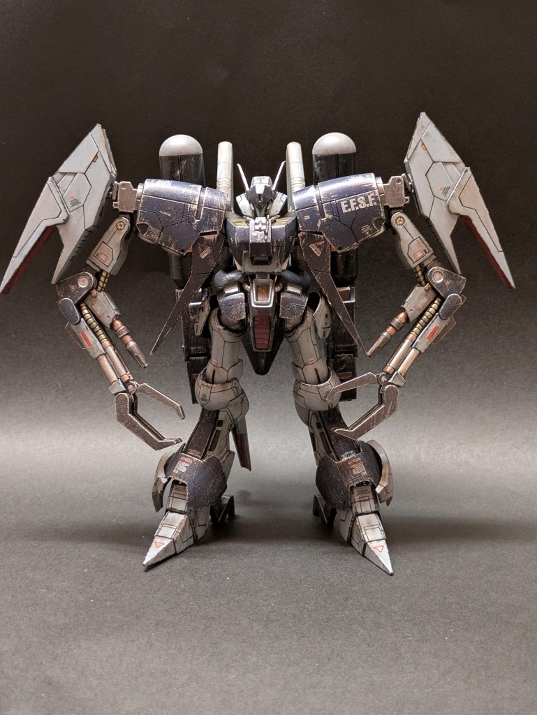 正面ユニコーンep4で一瞬の登場にして、圧倒的な存在感をもたらしたバイアランカスタム。人形であり、異形の姿がとってもカッコいい✨️正面から見える部分での工作では腰を一センチ程、首を5ミリ程延長。胸の部分のディティールをプラ板で自作しました。