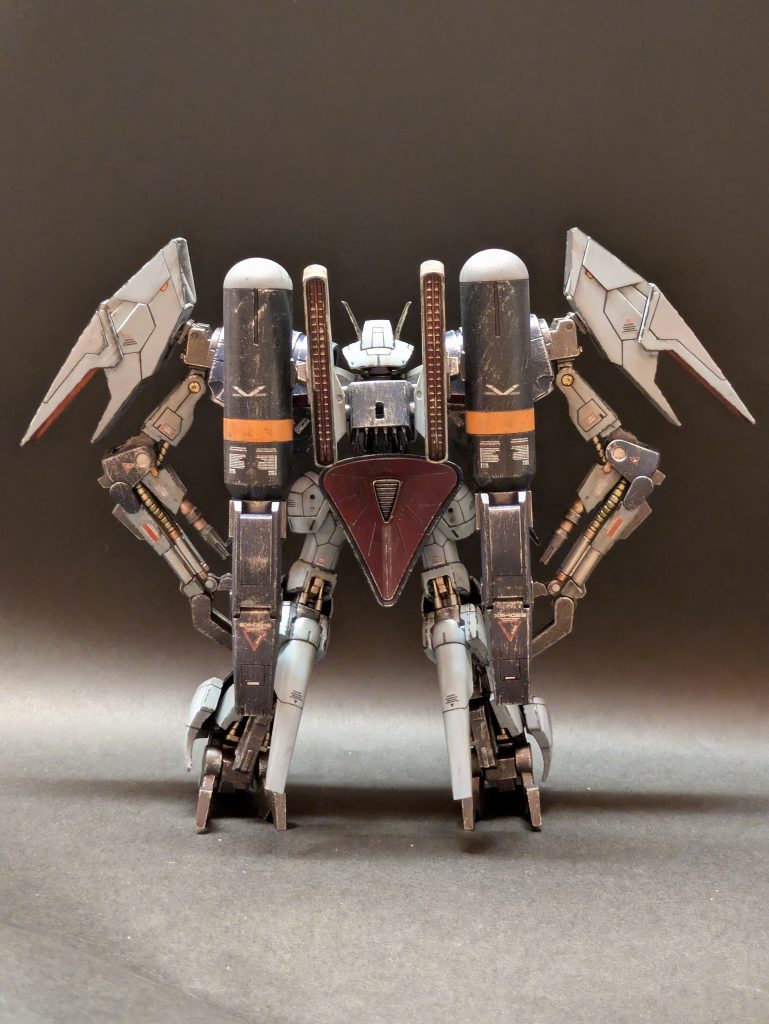 背面元々のキットの状態だと埋もれているように感じたのと色分けのしやすさにより膝関節の裏側のシリンダー部はディティールアップパーツを使用してます。