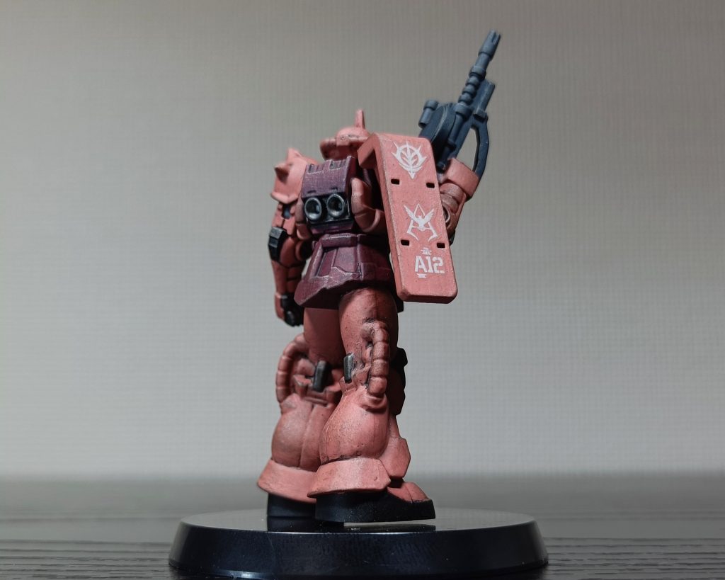 小さめのデカール探して貼ったり、適当にウェザリングしてつや消しでフィニッシュです。汚しがちょいと適当すぎる気もしますが…(zaku-kao4)