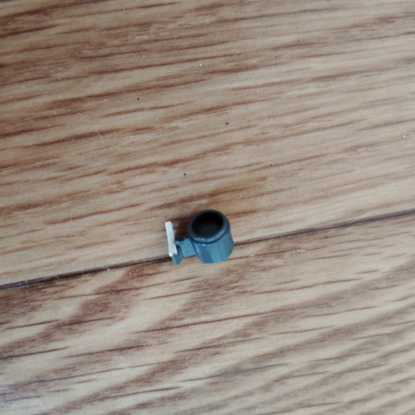 　ビームライフルのストーリー投稿第８弾です。　今回は、前回製作したスコープをビームライフル本体に取り付けるためにいじっていきます。　加工したヶ所にどうしても隙間ができてしまうので、0,5mmのプラ板で埋めました。　最終的にはパテなども使って隙間を完全に埋めてしまいたいのですが、それはある程度塗装がすんでからになりそうです。　とは言え、スコープはこれで大体形になったので一旦完成としたいと思います。　次回からはさらに追加パーツを製作していく予定ですが、左右両側に同じモノを取り付けたいので作業量が二倍になってしまいます・・・。　完成まではもうしばらく掛かりそうですが、どうか気長に、ネタバレなしでお付き合いください。（2枚目）