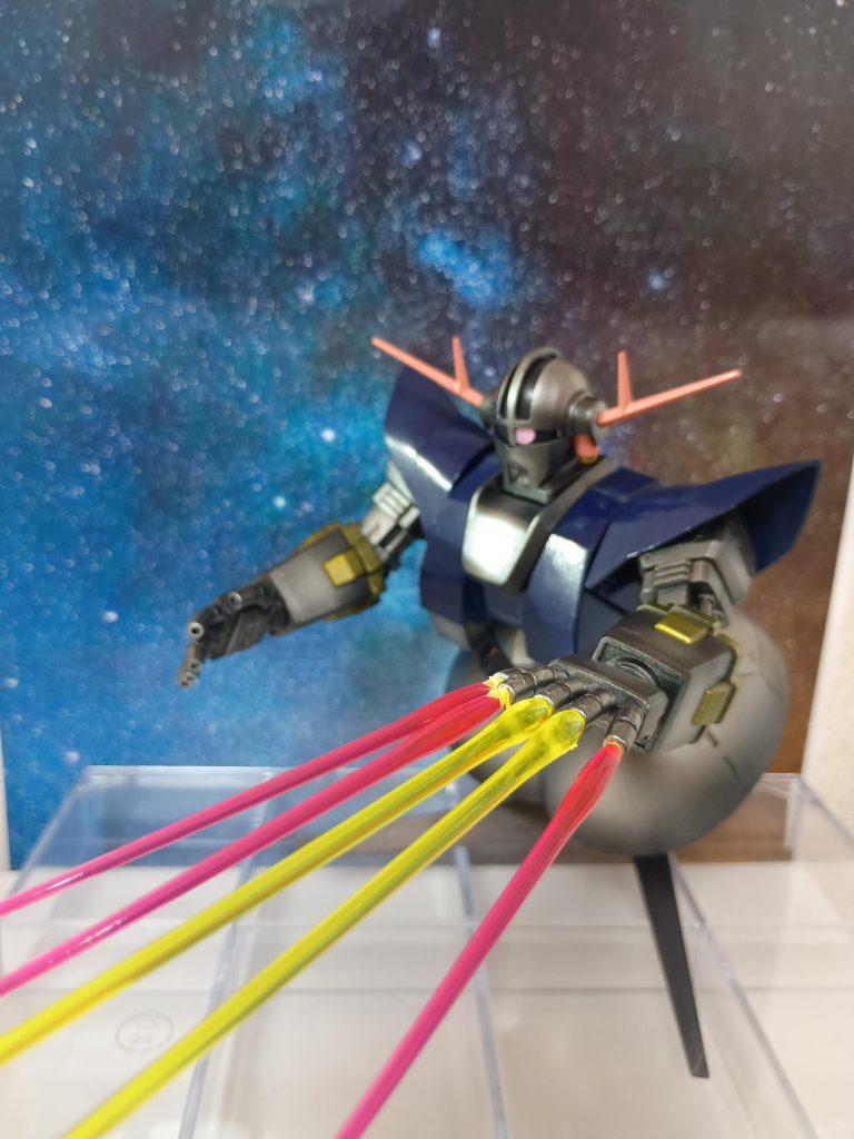 ビーム出てるように見えるかな？MG百式のビームサーベルが黄色だったけど2本しかなく…他はHGのガンダムのを使ってみました