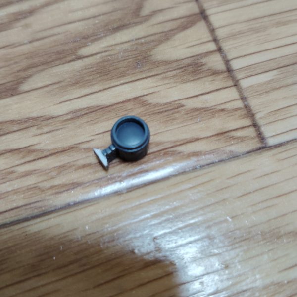 　ビームライフルのストーリー投稿第８弾です。　今回は、前回製作したスコープをビームライフル本体に取り付けるためにいじっていきます。　加工したヶ所にどうしても隙間ができてしまうので、0,5mmのプラ板で埋めました。　最終的にはパテなども使って隙間を完全に埋めてしまいたいのですが、それはある程度塗装がすんでからになりそうです。　とは言え、スコープはこれで大体形になったので一旦完成としたいと思います。　次回からはさらに追加パーツを製作していく予定ですが、左右両側に同じモノを取り付けたいので作業量が二倍になってしまいます・・・。　完成まではもうしばらく掛かりそうですが、どうか気長に、ネタバレなしでお付き合いください。（3枚目）