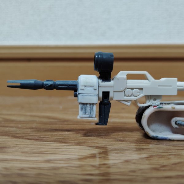 　ビームライフルのストーリー投稿第８弾です。　今回は、前回製作したスコープをビームライフル本体に取り付けるためにいじっていきます。　加工したヶ所にどうしても隙間ができてしまうので、0,5mmのプラ板で埋めました。　最終的にはパテなども使って隙間を完全に埋めてしまいたいのですが、それはある程度塗装がすんでからになりそうです。　とは言え、スコープはこれで大体形になったので一旦完成としたいと思います。　次回からはさらに追加パーツを製作していく予定ですが、左右両側に同じモノを取り付けたいので作業量が二倍になってしまいます・・・。　完成まではもうしばらく掛かりそうですが、どうか気長に、ネタバレなしでお付き合いください。（4枚目）