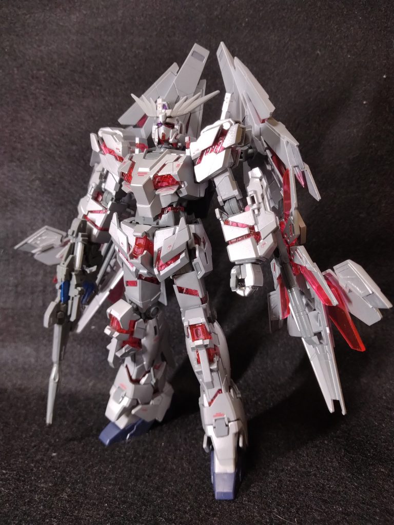 本体の銀灰と称する成形色は、見ているだけでイライラしてくる不思議な色でした。そのため素組みでは置いておけません。シルバーメッキVerでは味わえない、貴重（？）な経験でした。 