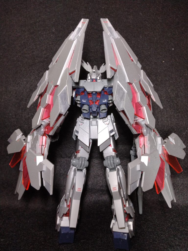 アームドアーマーDEはシルバーだけで塗装するとのっぺりてしまうので、ナラティブ版のようにバーニヤの吹き出し口などをグレーで塗りました。ナラティブ版のに見慣れてしまうと、テールスタビライザーがない分、寂しく感じます。