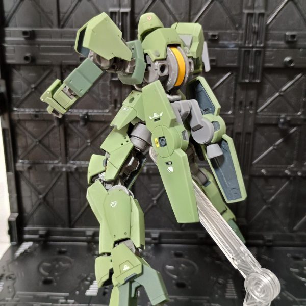 HGグレイズ作成中です。デカール貼ってつや消しまで吹きました✨️汚し前に一度投稿しておきます。（3枚目）