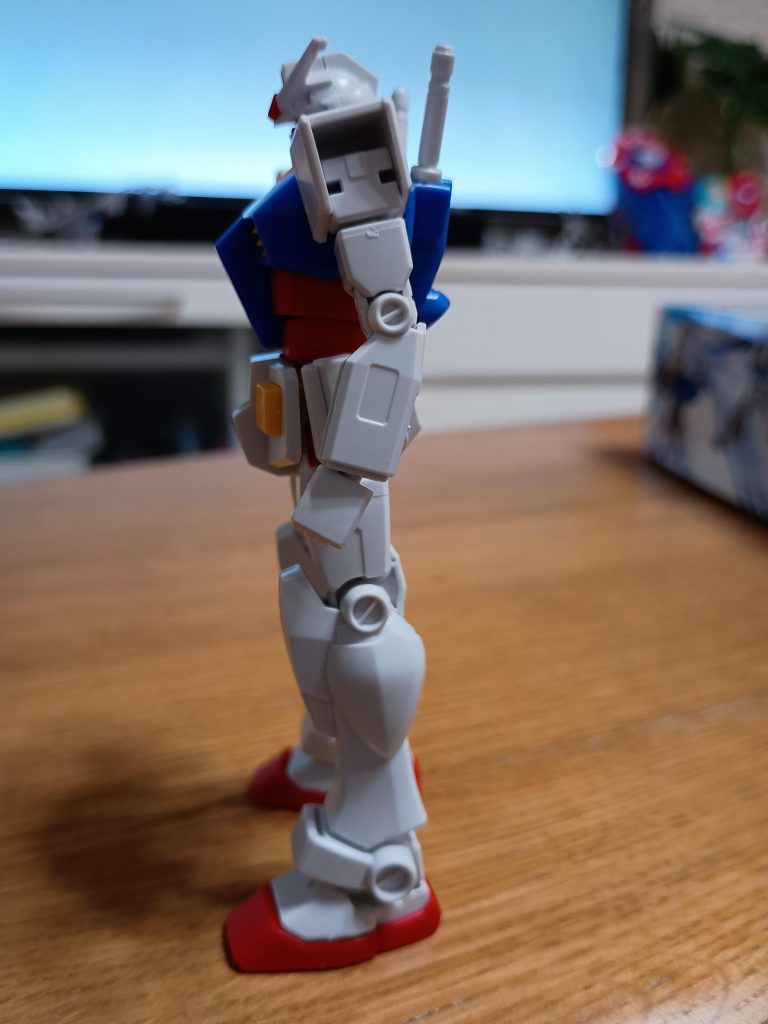 横から見るとなかなかいい立ち方してますwww