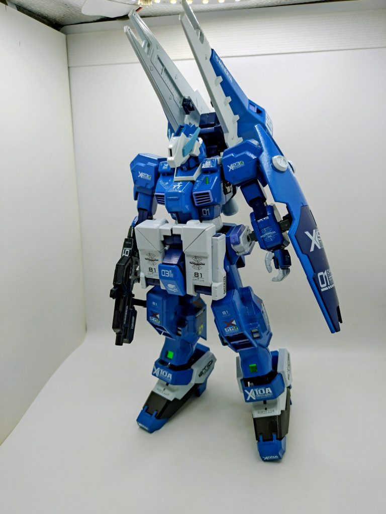 アドバンスドヘイズルって、顔はゴーグル付けてるようなデザインなので、顔のカラーリングはほとんど考えずにシンプルに。