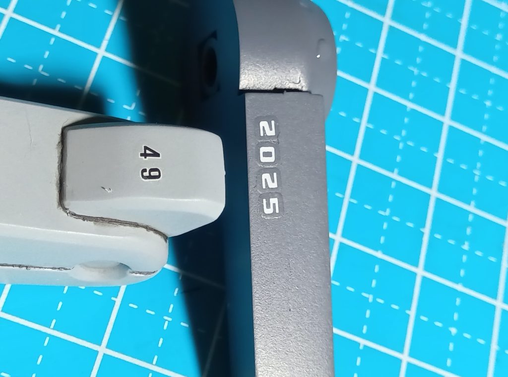 友人の年齢と年号をデカールで貼り付けてあります