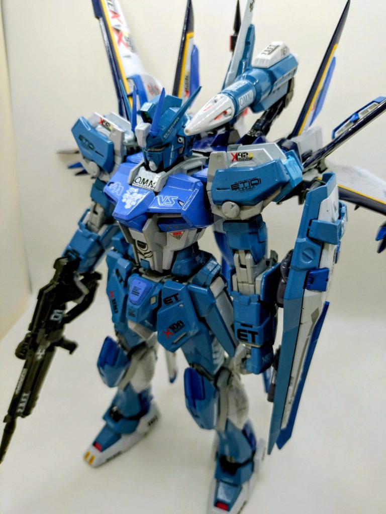 今回もストライク本体はブルー系とホワイトでカラーリング。関節等、内部はデスティニーSPEC2ライトグレー。