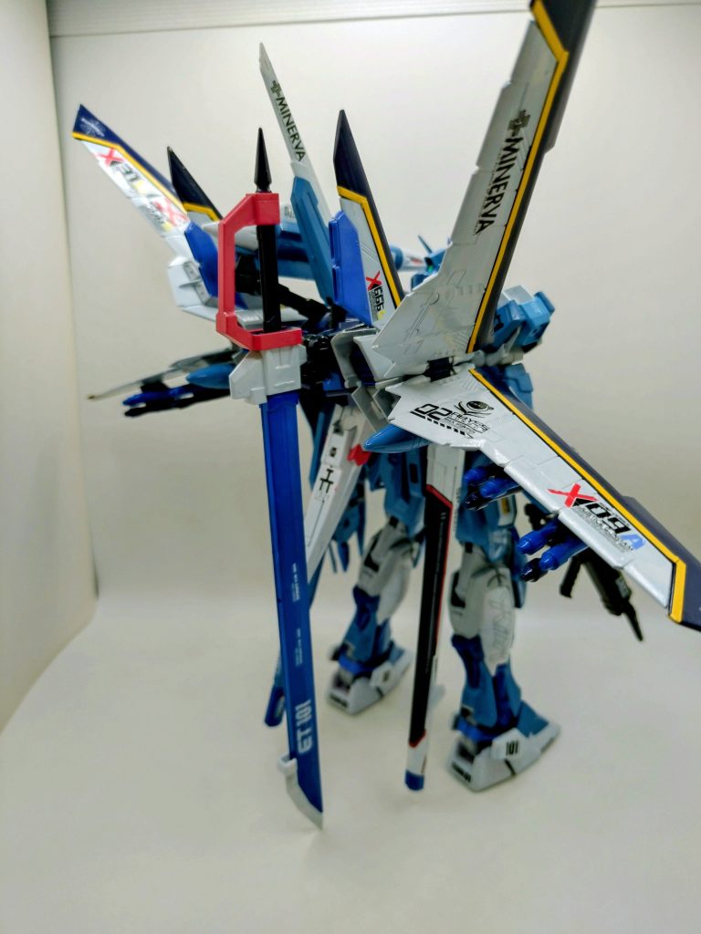 ウイングは付属のイエローのシール貼りましたが、うまく貼れてない部分もありますが、ご愛嬌で(笑)