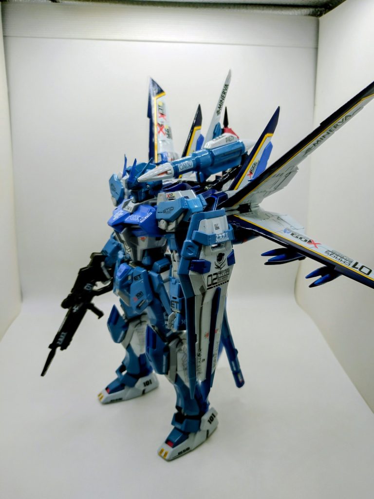 カラーリングのコンセプトは特にありませんが、空が似合うストライクにと。