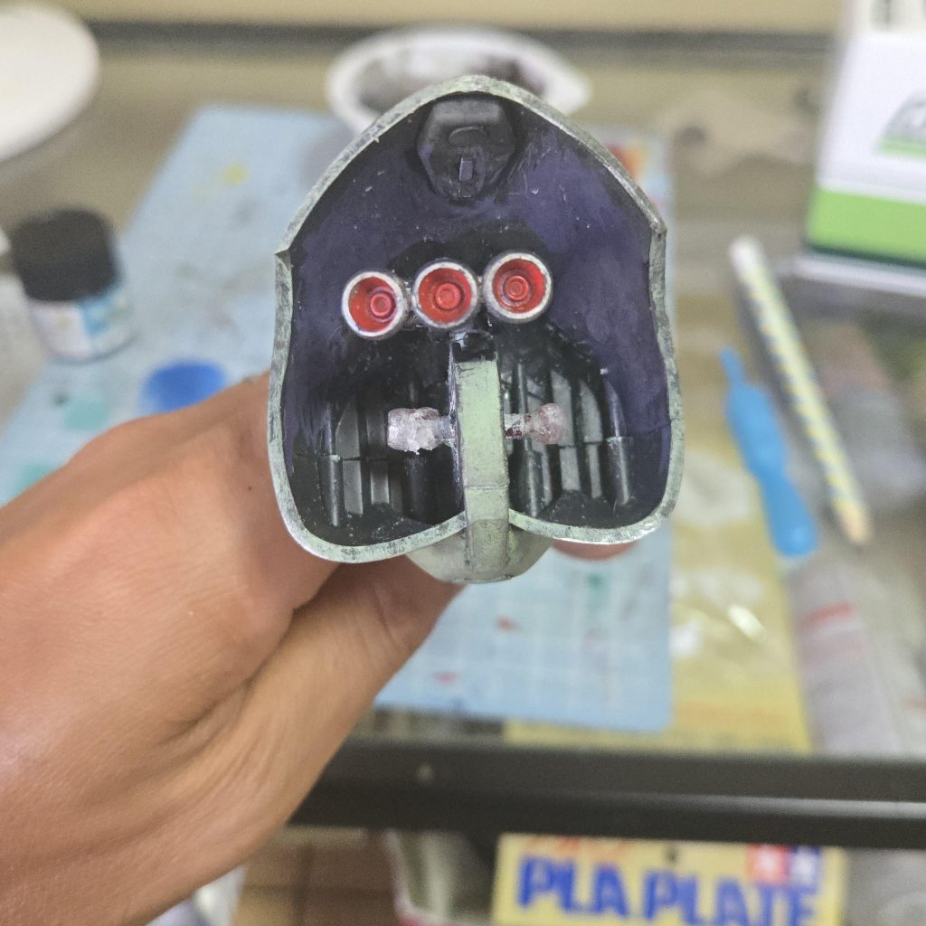 合わせ目処理、と基本塗装が終わった時仮組して足を外す時に悲劇は起こりました(笑)股関節のボールジョイントが折れてしまいテンションただ下がりに…直せたから良いんですけどね😅