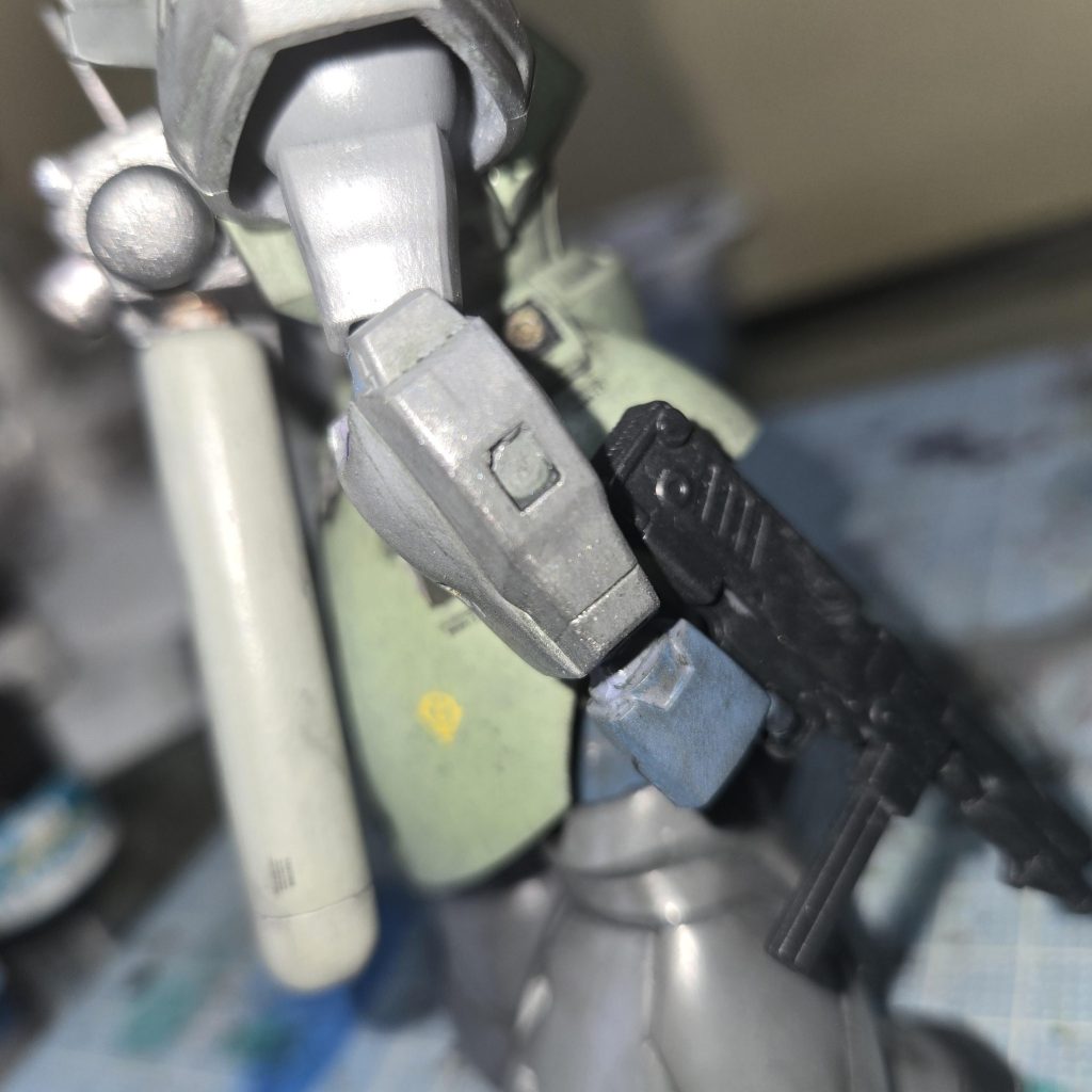 右前腕の穴を裏からプラバン貼ってディティール化