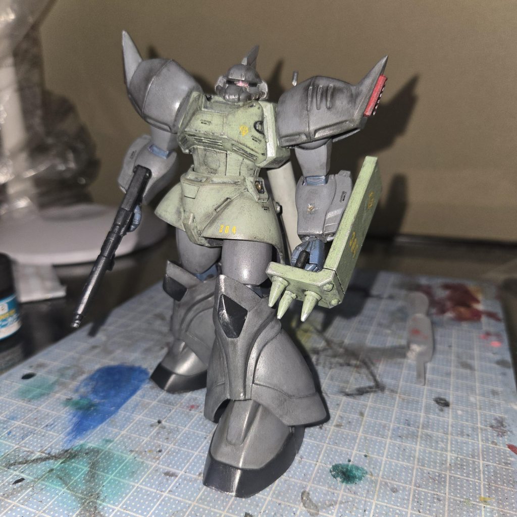 ヨモギ色とグレーは黒立ち上げで塗っています。