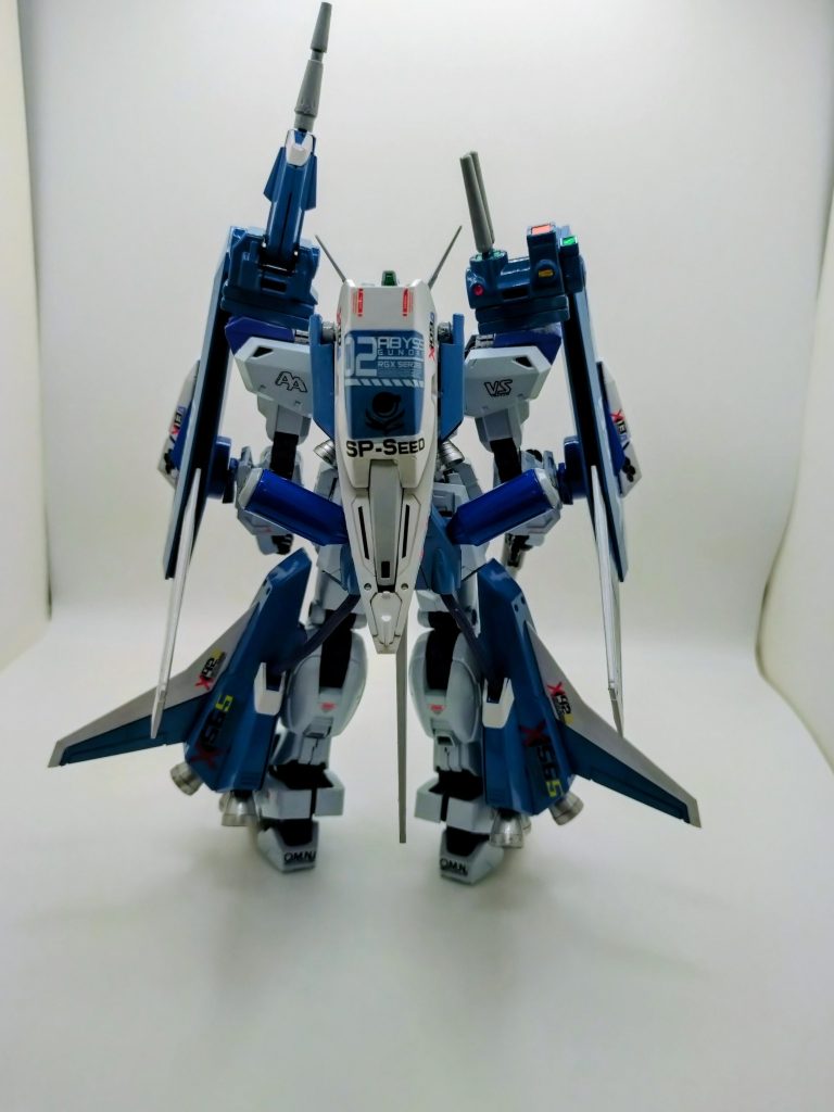 両腕は、パーツをカットしたりヤスリがけで形を合わせたりして装着出来るように調整。肩廻りは、ネオジムに頼り、やっつけ作業でなんとか装着。