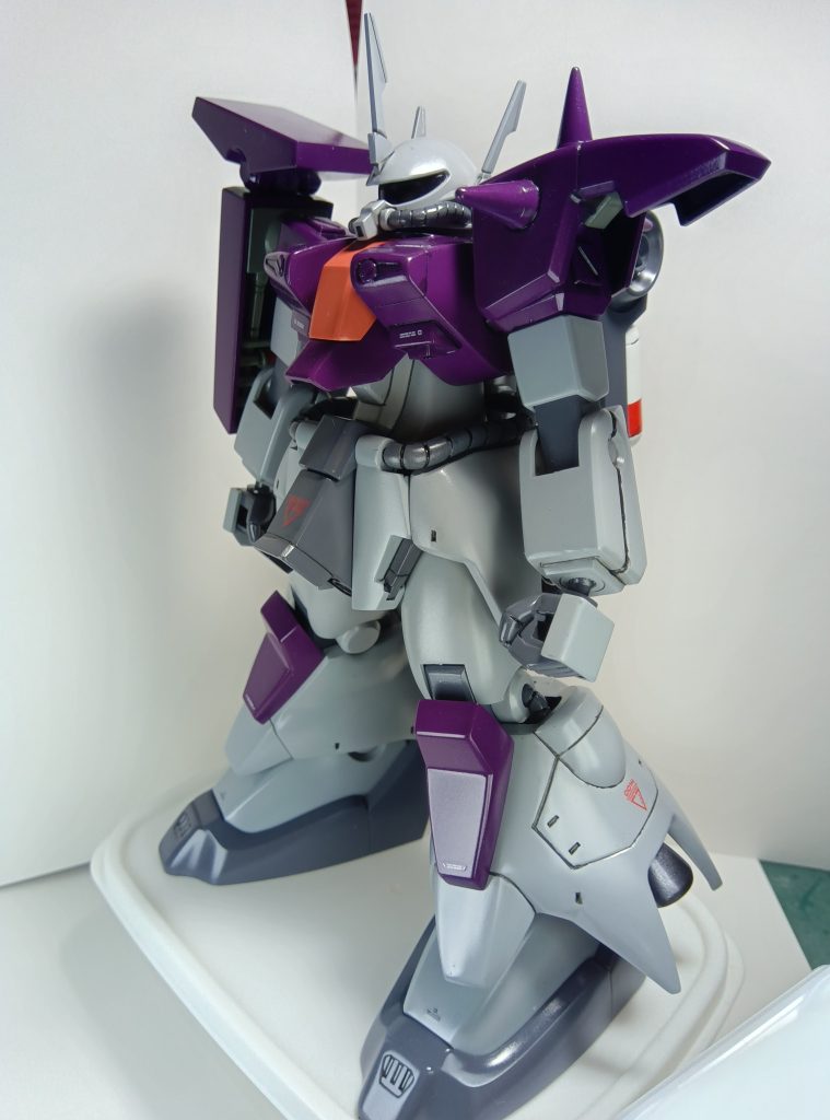 ボディカラーはパープルにしましたキレイな色なので上品なイメージでクリアは艶あり仕上げにしました上品なイメージなのでデカールは少なめにしました必要最低限に貼ったデカールは緑のザクと似た場所に貼り付けシールドのグッドラックは完全にお揃いです（笑）兄弟船的な感じ？（笑）