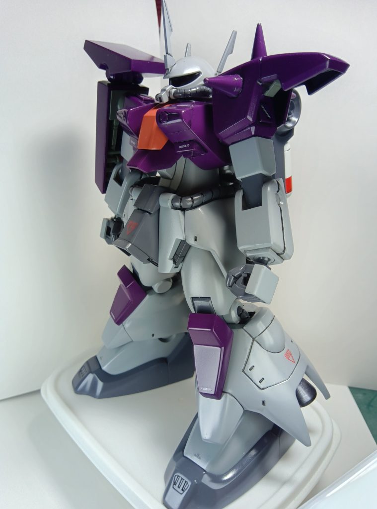 若干のディテールアップはしてあるものの、改造は一切していません実はワタクシ、ザクIIIが好きではないのですよねぇ（ザクIII好きな方々ごめんなさい）友人がザクIIIが好きなので今年の誕プレはザクIIIにしたのですが、自分が好きなガンプラじゃない為にどーにも製作意欲がわかず、そこで自分好みに改造したらザクIIIが好きになれるかもと製作しだしたのが先日投稿した緑のザクIIIなのですhttps://gumpla.jp/hg/25001233