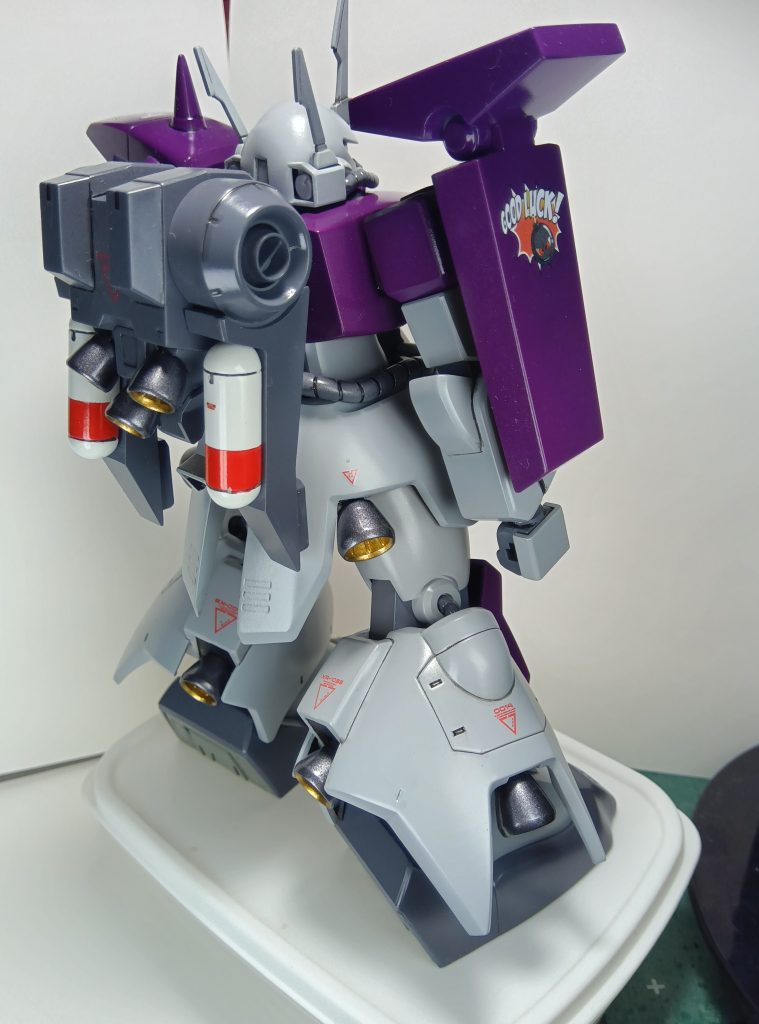 バーニアはタミヤのガンメタに塗りましたお上品なイメージなのでバーニア内部はゴールドにしました