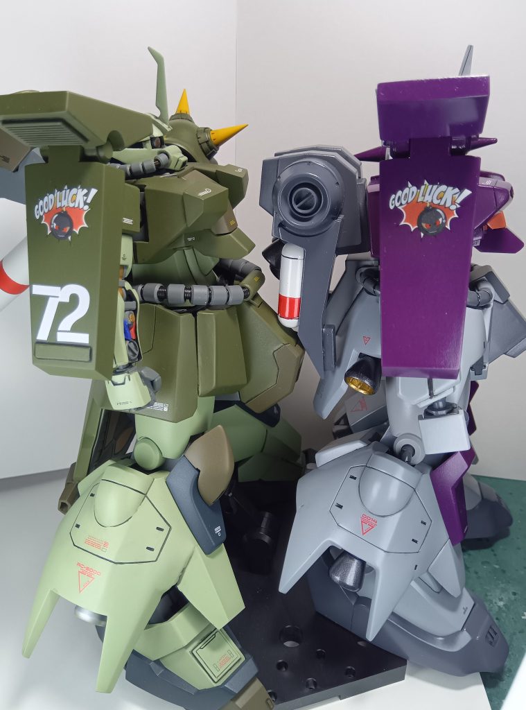 プロペラントタンクも同じイメージで白に赤いラインで塗りました