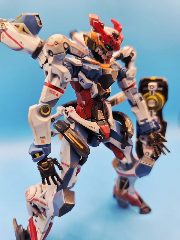 エッジの部分にはタミヤウェザリングマスターのFセットやCセットを使ってチッピングやグラデーションをつけて、成型色でも陰影がつくようにしてみました。