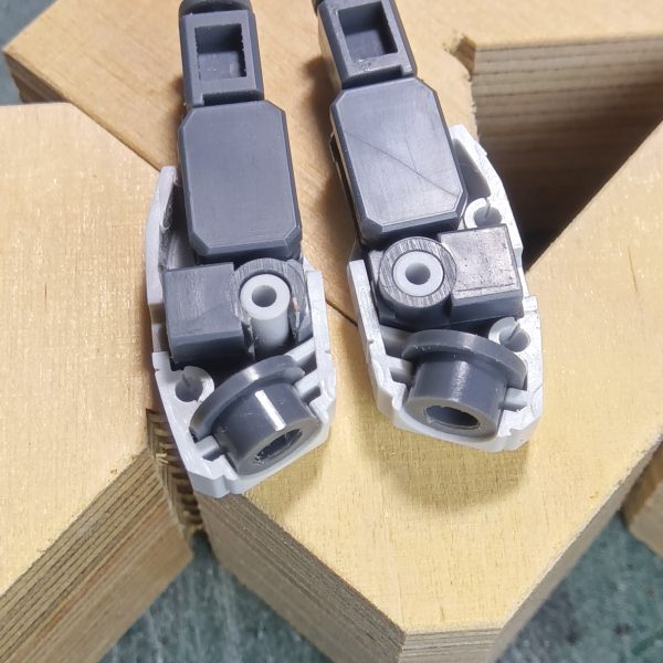 ガンダムヘイズル、ジムクゥエルは定番加工なのかもしれませんが後ハメ加工いたしました肩のアーマーは分割ラインを変更する方法で後ハメできるようにしましたスジボリ用のタガネとアートナイフで切り離してやりますた（2枚目）